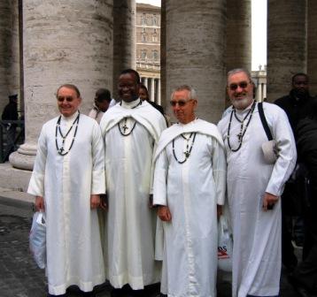 De ghanese delegatie naar Rome voor de inwijding van Kardinaal Peter Dery  v.l.n.r. de paters Rohrmayer, Baawobr, Balemans en Schaminée.
